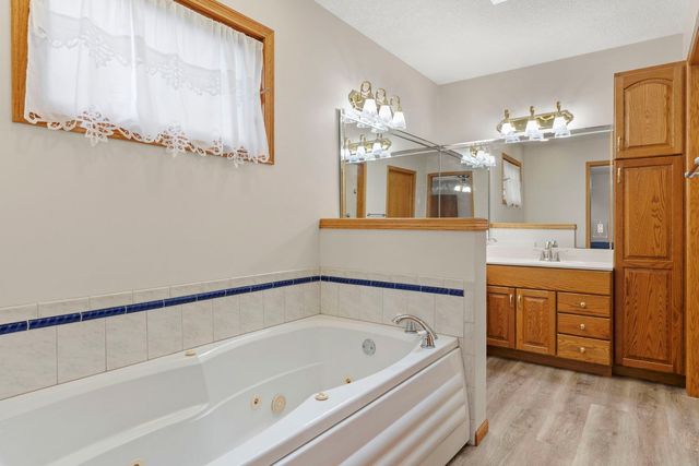 915 Pleasant Hill Drive, De Witt, IA 52472