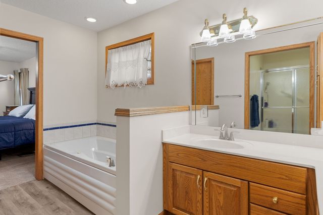 915 Pleasant Hill Drive, De Witt, IA 52472