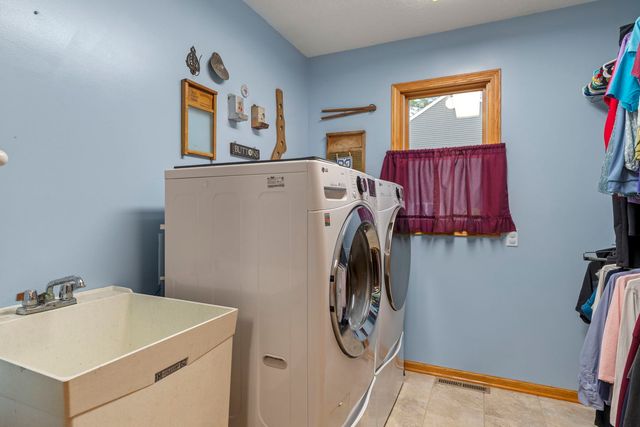 915 Pleasant Hill Drive, De Witt, IA 52472