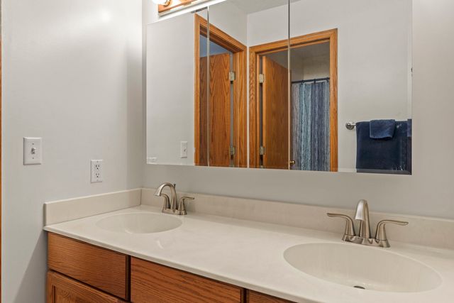 915 Pleasant Hill Drive, De Witt, IA 52472