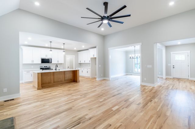 1183 Hangar Dr, Springfield, TN 37172