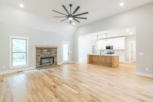 1183 Hangar Dr, Springfield, TN 37172