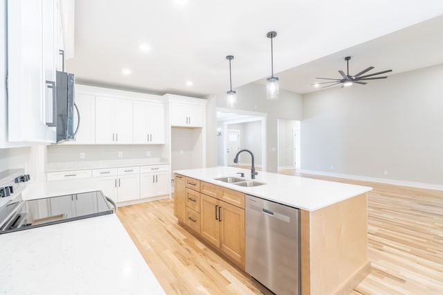 1183 Hangar Dr, Springfield, TN 37172