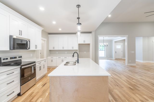 1183 Hangar Dr, Springfield, TN 37172