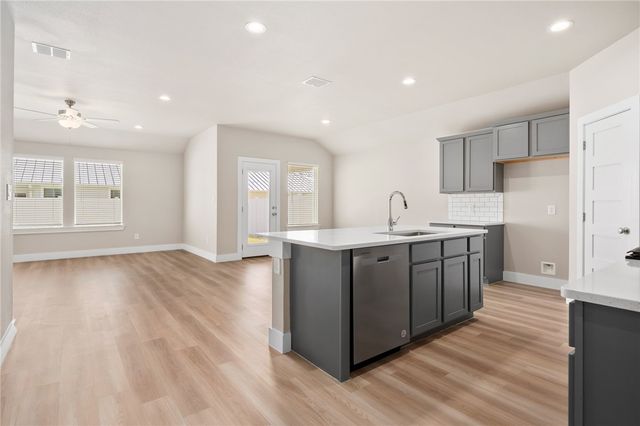 1013 Las Palmas Dr, Rockport, TX 78382