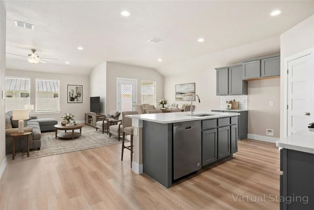 1013 Las Palmas Dr, Rockport, TX 78382