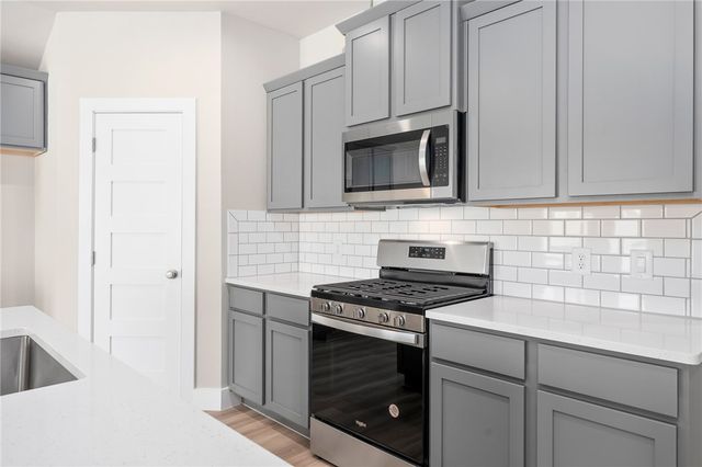 1013 Las Palmas Dr, Rockport, TX 78382