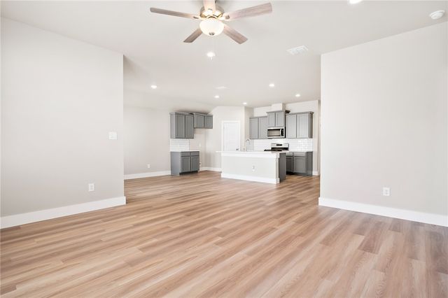 1013 Las Palmas Dr, Rockport, TX 78382