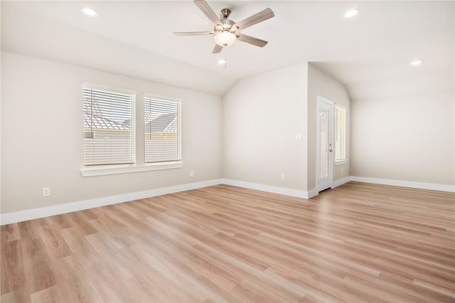 1013 Las Palmas Dr, Rockport, TX 78382