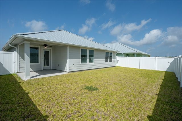 1013 Las Palmas Dr, Rockport, TX 78382