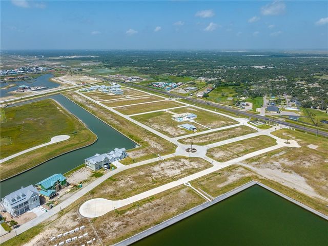 1013 Las Palmas Dr, Rockport, TX 78382