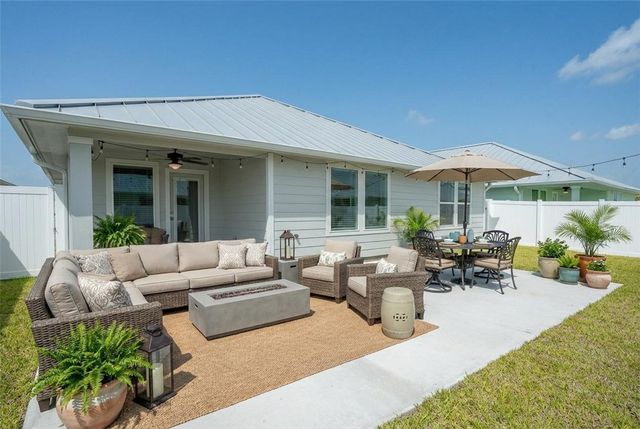 1013 Las Palmas Dr, Rockport, TX 78382