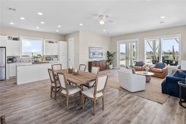 1013 Las Palmas Dr, Rockport, TX 78382