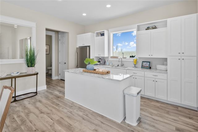 1013 Las Palmas Dr, Rockport, TX 78382