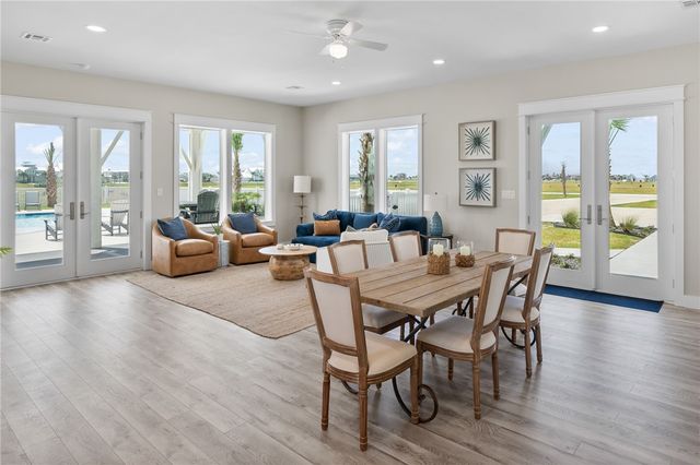 1013 Las Palmas Dr, Rockport, TX 78382