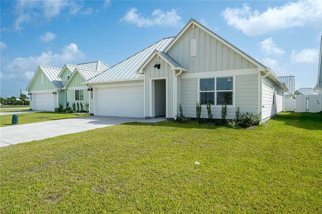 1013 Las Palmas Dr, Rockport, TX 78382
