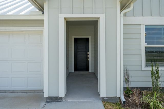 1013 Las Palmas Dr, Rockport, TX 78382