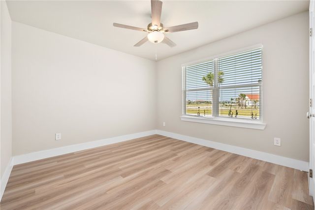 1013 Las Palmas Dr, Rockport, TX 78382