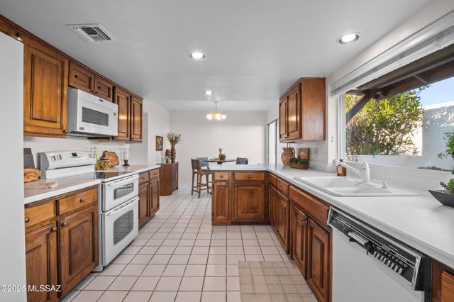 7912 N Casas Cameo, Tucson, AZ 85742