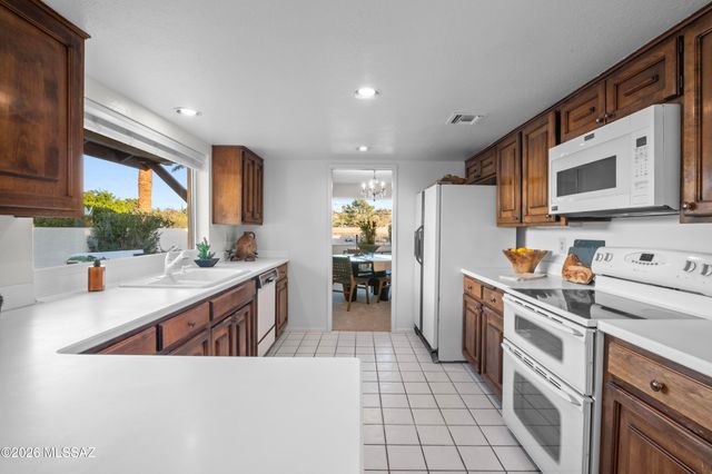 7912 N Casas Cameo, Tucson, AZ 85742