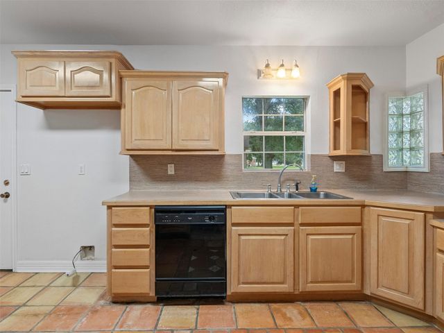 935 Magnolia Street, Lake Jackson, TX 77566