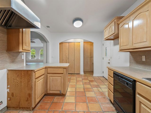 935 Magnolia Street, Lake Jackson, TX 77566