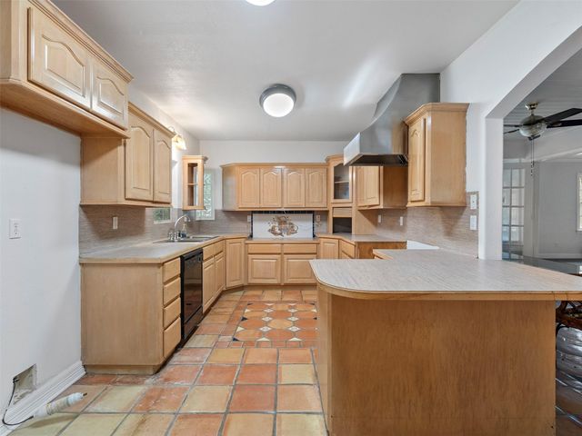 935 Magnolia Street, Lake Jackson, TX 77566