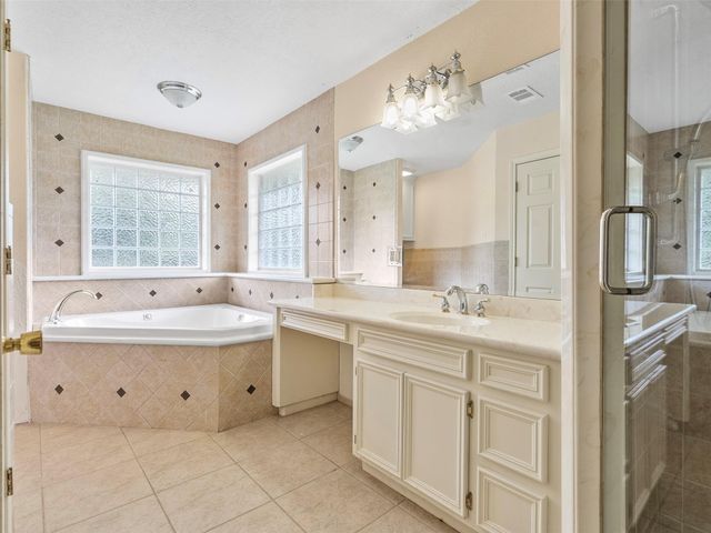 935 Magnolia Street, Lake Jackson, TX 77566