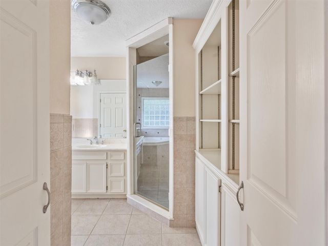 935 Magnolia Street, Lake Jackson, TX 77566