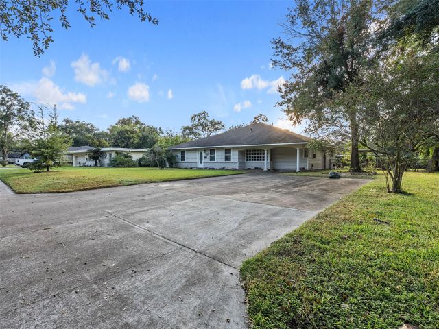 935 Magnolia Street, Lake Jackson, TX 77566