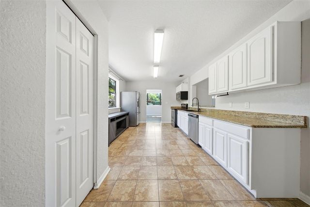 1004 OAKLAND HEIGHTS AVENUE, Plant City, FL 33563