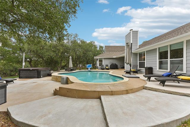 515 Twidwell DR, Dripping Springs, TX 78620