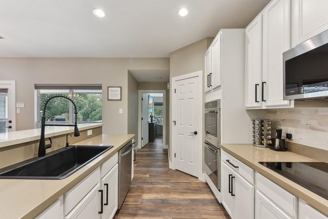 515 Twidwell DR, Dripping Springs, TX 78620