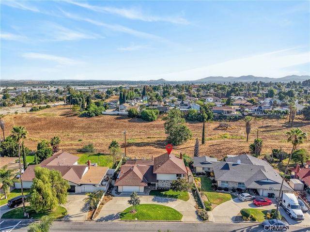 2021 Pine Crest, Corona, CA 92882