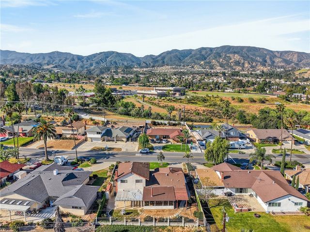 2021 Pine Crest, Corona, CA 92882