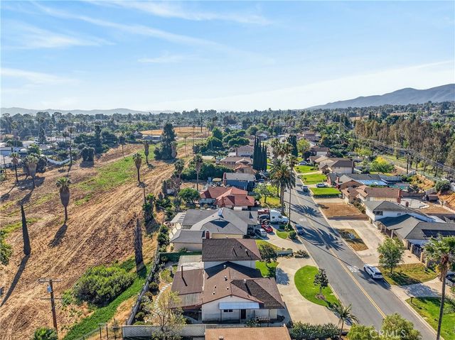 2021 Pine Crest, Corona, CA 92882