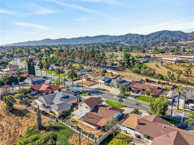 2021 Pine Crest, Corona, CA 92882