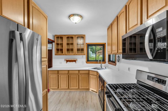 4 Hemlock Road, Howell, NJ 07731