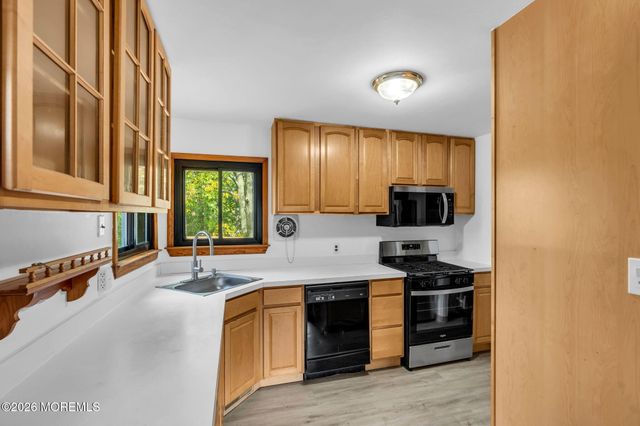 4 Hemlock Road, Howell, NJ 07731