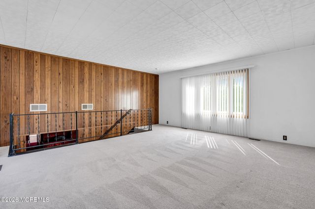 4 Hemlock Road, Howell, NJ 07731