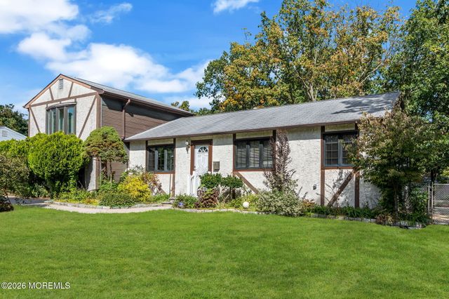 4 Hemlock Road, Howell, NJ 07731