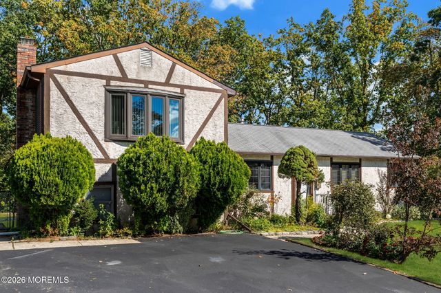 4 Hemlock Road, Howell, NJ 07731