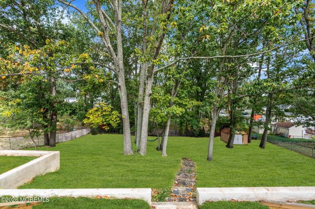 4 Hemlock Road, Howell, NJ 07731