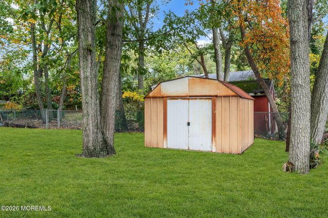 4 Hemlock Road, Howell, NJ 07731