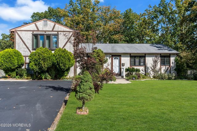 4 Hemlock Road, Howell, NJ 07731