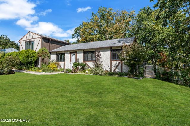 4 Hemlock Road, Howell, NJ 07731