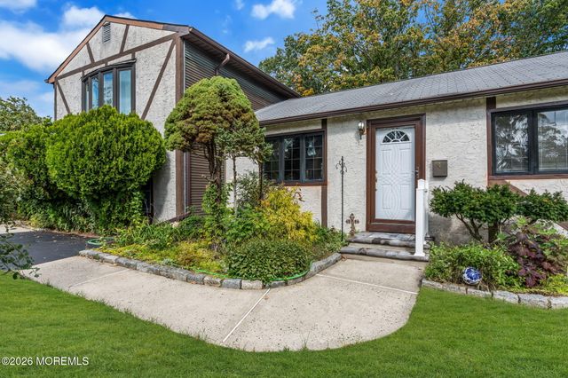 4 Hemlock Road, Howell, NJ 07731