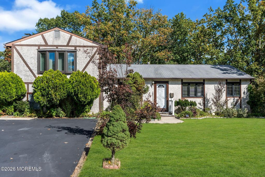 4 Hemlock Road, Howell, NJ 07731