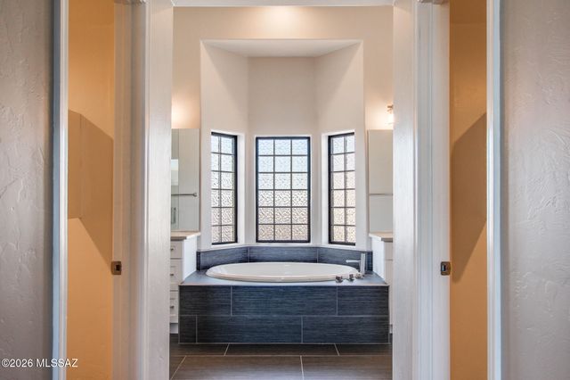 31 S Crown Plaza, Vail, AZ 85641