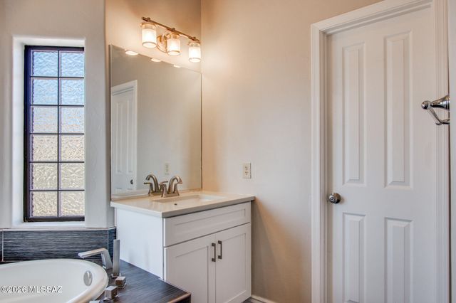 31 S Crown Plaza, Vail, AZ 85641